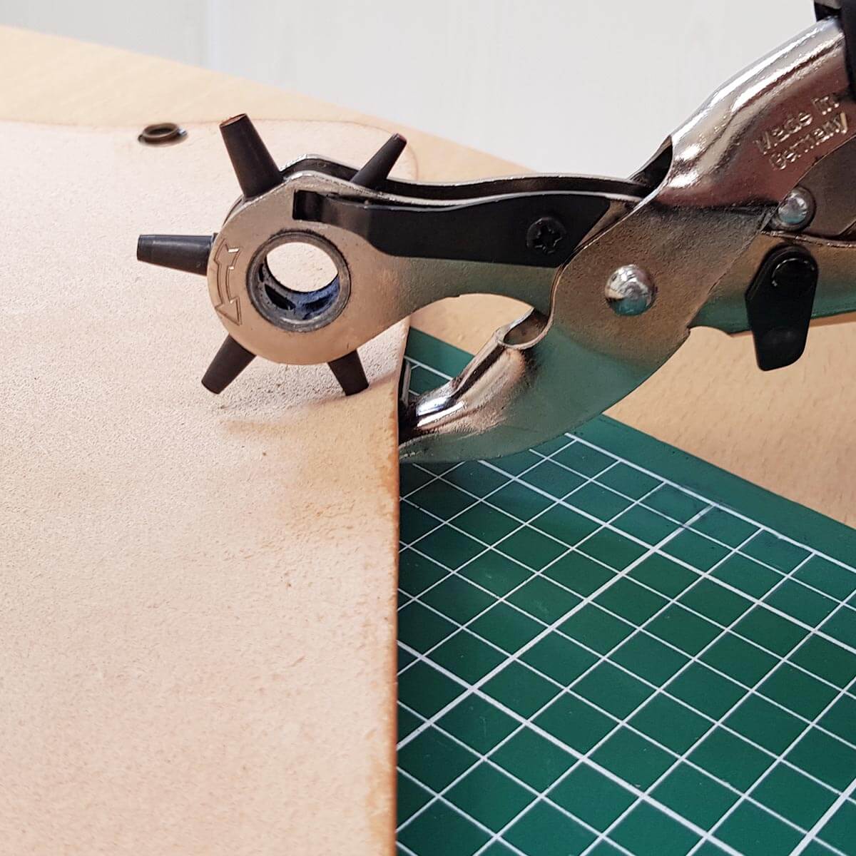 Pince emporte-pièce revolver avec 6 trous, outil démultiplié, fabriqué en Allemagne, utilisé pour découper des formes précises.