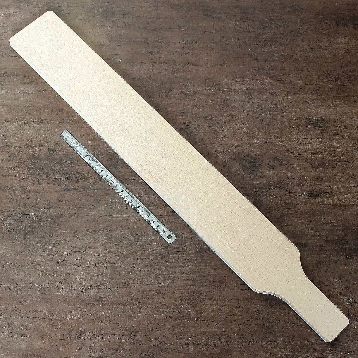 Planche en bois pour strop Deco Cuir, dimensions 8x50cm, outil pour affûter et entretenir les rasoirs.