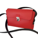 Kit complet pour réaliser une pochette en cuir rouge DIY par Deco Cuir, image montrant la pochette en cuir rouge.