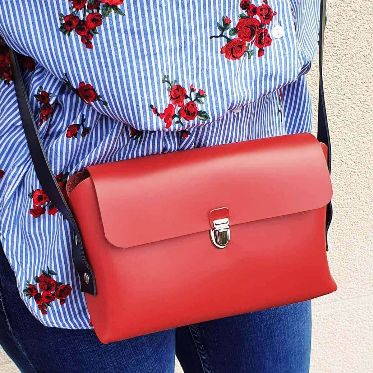 Kit complet de création d'une pochette en cuir rouge par Deco Cuir, avec tous les matériaux pour fabriquer votre propre pochette.