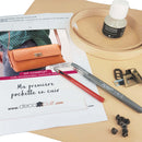 Kit complet pour réaliser une pochette en cuir tannage végétal, création DIY par Deco Cuir, image montrant la pochette finie.