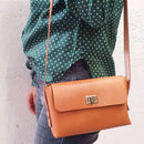 Kit complet pour fabriquer une pochette en cuir végétal sans couture, de la marque Deco Cuir, avec matériaux et outils inclus.