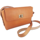 Kit DIY pour créer une pochette en cuir végétal sans couture, par Deco Cuir, illustrant une étape de fabrication.