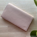Morceau de cuir GRANITE rose pastel, souple et texturé, destiné à la fabrication de porte-chequiers ou accessoires en cuir.