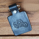 Découpe TAG en cuir pour porte-clés moto, à riveter, fabriquée par Deco Cuir, montrant la pièce en cuir et le rivet.