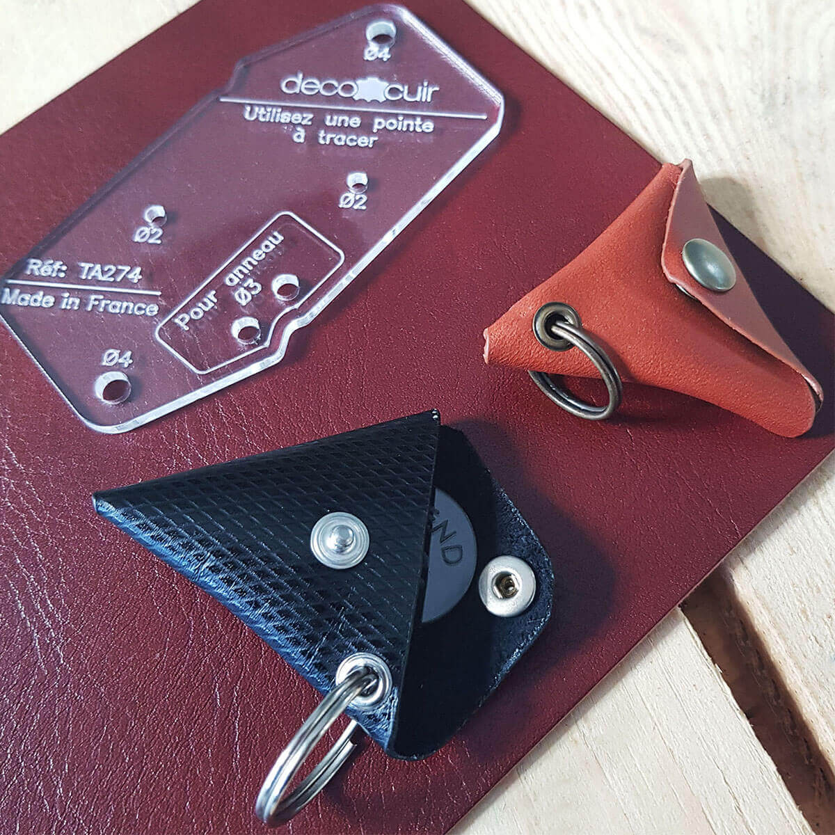 Gabarit Porte jeton Deco Cuir, outil en cuir pour créer des porte-jetons, visible en détail dans l'image.