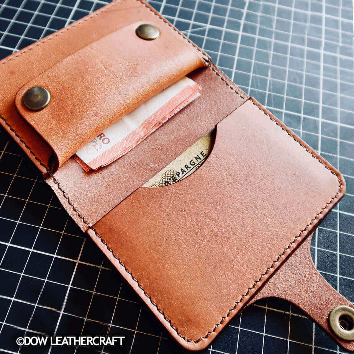 Huile Neatsfoot Fiebing's pour cuir, porte-monnaie en cuir avec finition lisse et détails en cuir naturel.