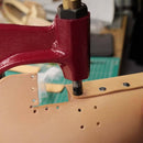 Presse d'établi pour rivets à simple calotte, outil manuel robuste pour fixer des rivets facilement.