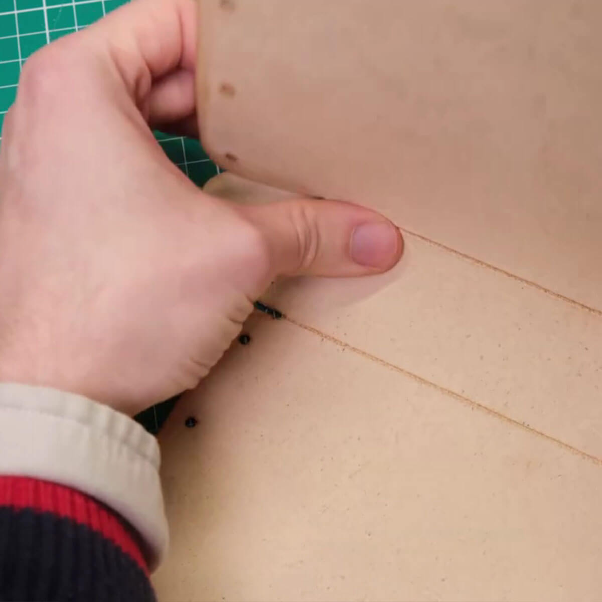 Outil Rainette double fonction de Deco Cuir pour travailler le cuir avec rainureur en métal et poignée ergonomique.
