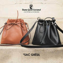 Morceau de cuir noir SATINLYS, utilisé pour la fabrication de sacs, avec texture douce et finition satinée visible en gros plan.