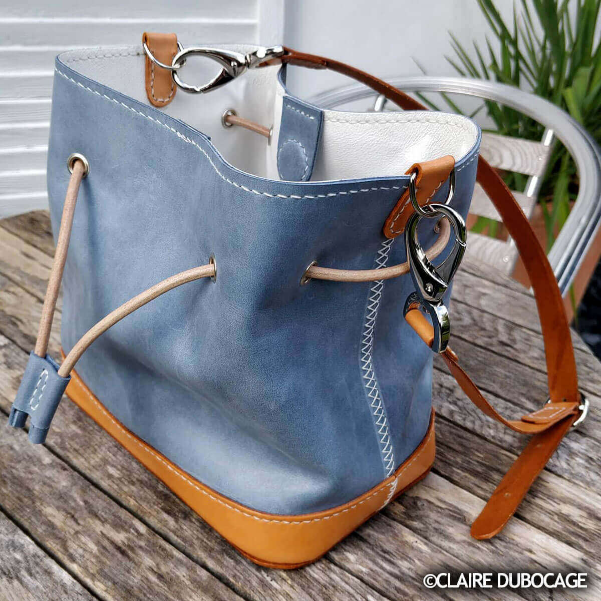 Teinture 2 en 1 Eco-Flo pour cuir, couleur OCRE, appliquée sur une sacoche en cuir, 130 ml, teintures et peintures pour cuir.