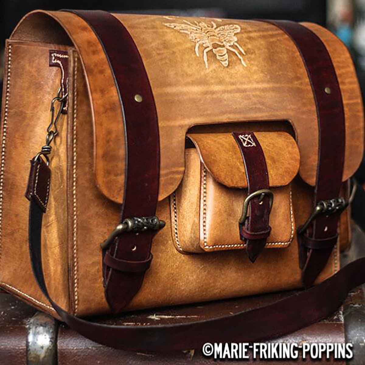 Sac vintage en cuir tanné végétal naturel, de style classique, avec une finition patinée et des détails en cuir authentique.