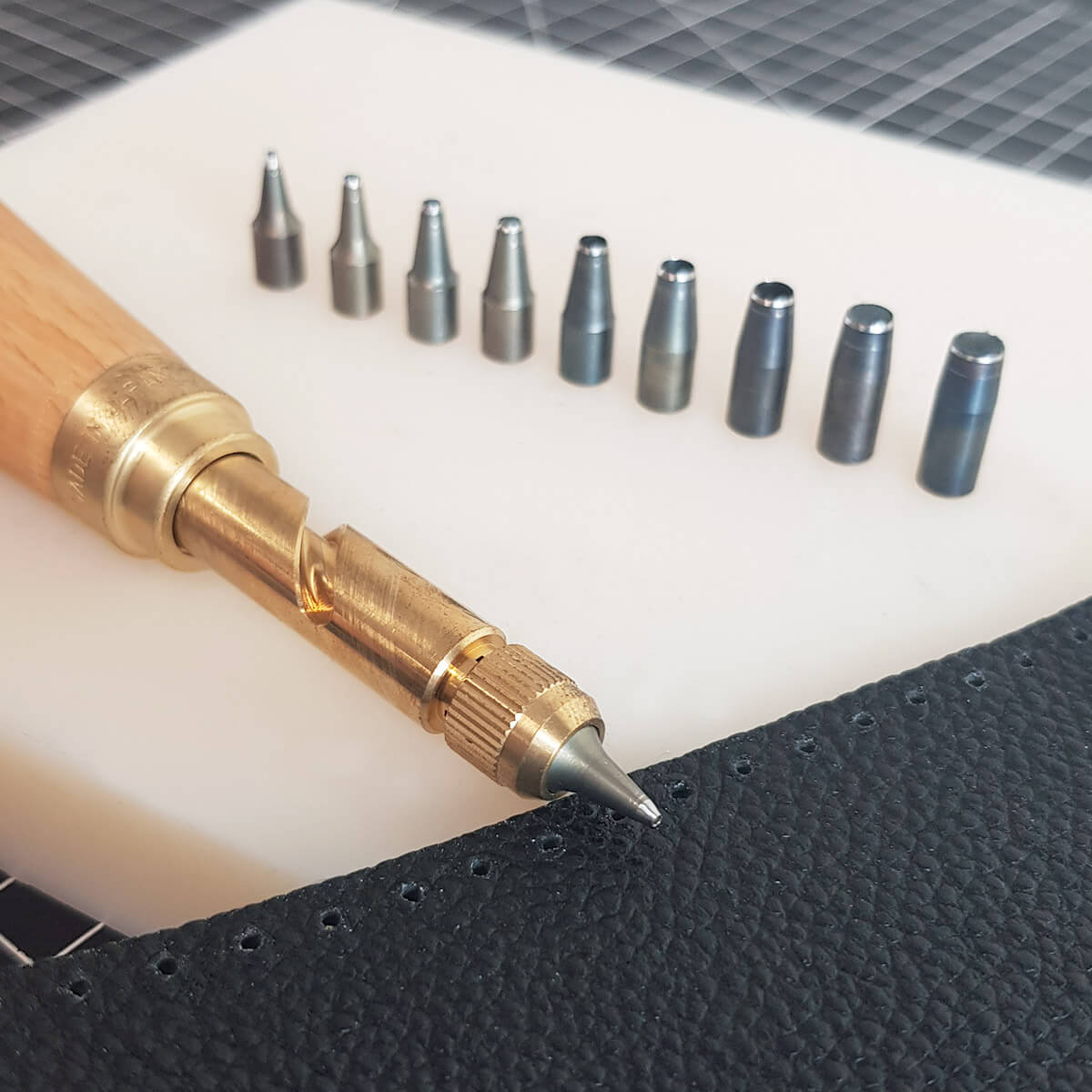 Perforateur rotatif Screw Punch Nonaka, outil pour percer le cuir, en action, avec mécanisme de frappe précis et solide.