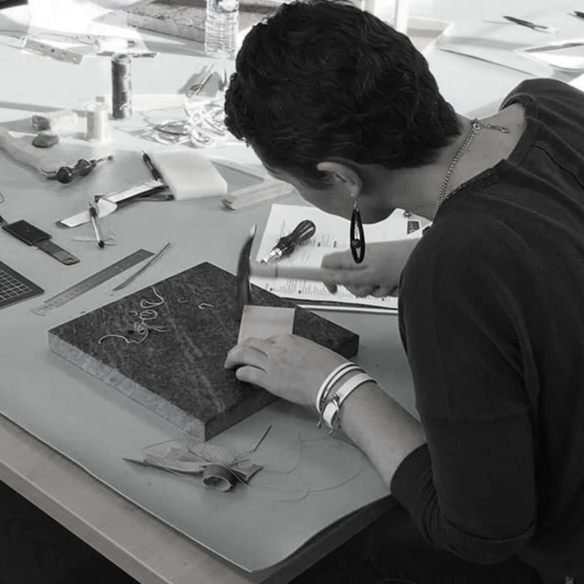 Formation découverte du travail du cuir pour débutants, atelier pratique avec Deco Cuir, outils et pièces en cuir visibles.