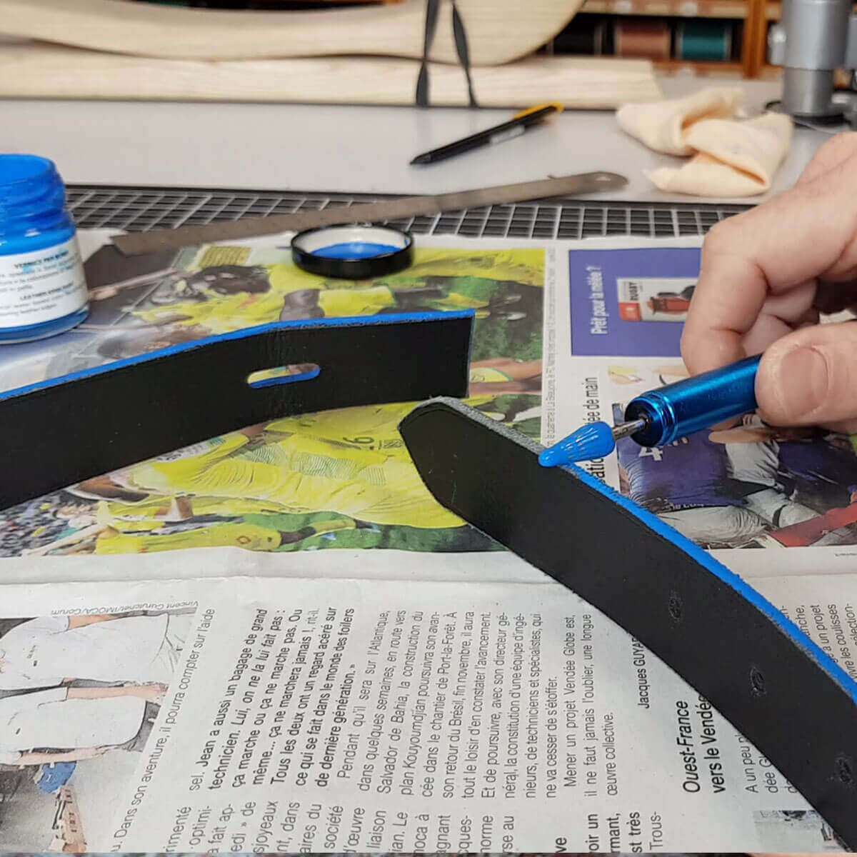 Finition de tranche Colorcut en bleu, 30ml, pour teintures et peintures, appliquée sur une tranche de cuir.
