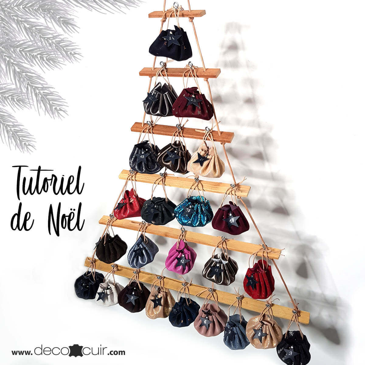 Découpes de cuir pour bourse FANTAISIE, lot de Deco Cuir, utilisées dans un tutoriel de décoration de Noël en cuir.