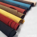 Peau de cuir de porc velours VELVET bleu marine, texture douce et souple, pour projets de maroquinerie ou décoration.